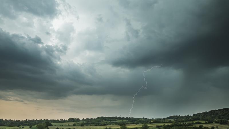 Cod galben de ploi torențiale și vijelii în mai multe regiuni din țară. Vreme severă până la noapte