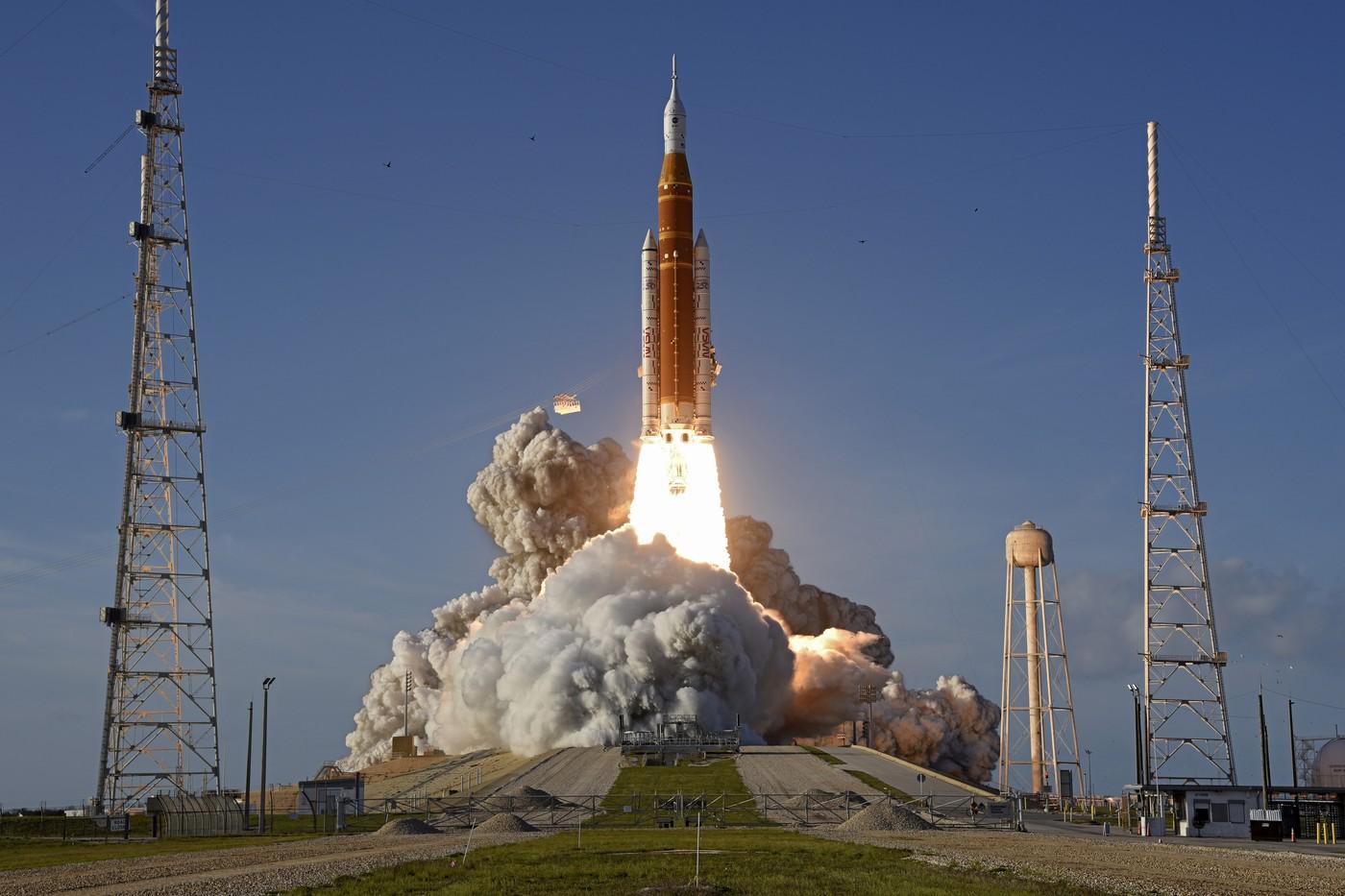 Racheta Artemis II a fost lansată cu succes în misiunea de 10 zile de zbor în jurul Lunii