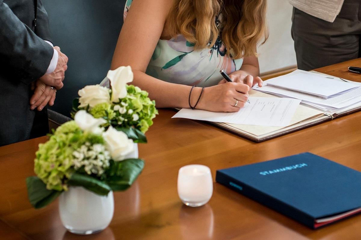 În ce condiţii se schimbă numele miresei după căsătorie sau după divorţ