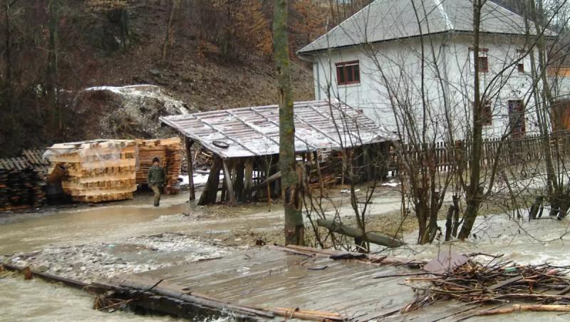 Cod portocaliu de inundaţii pe râuri din 5 judeţe. Până când este valabilă avertizarea hidrologilor