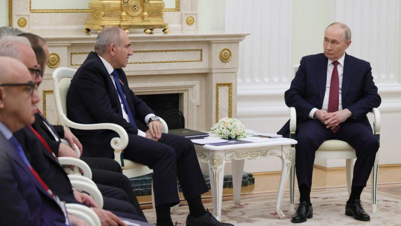 Reacția lui Putin, "trolat" de premierul Armeniei: Noi avem alegeri, democrație, internet liber