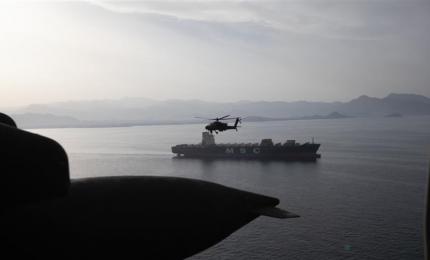 Elicoptere americane AH-64 Apache survolează Strâmtoarea Ormuz în timpul unei misiuni de patrulare