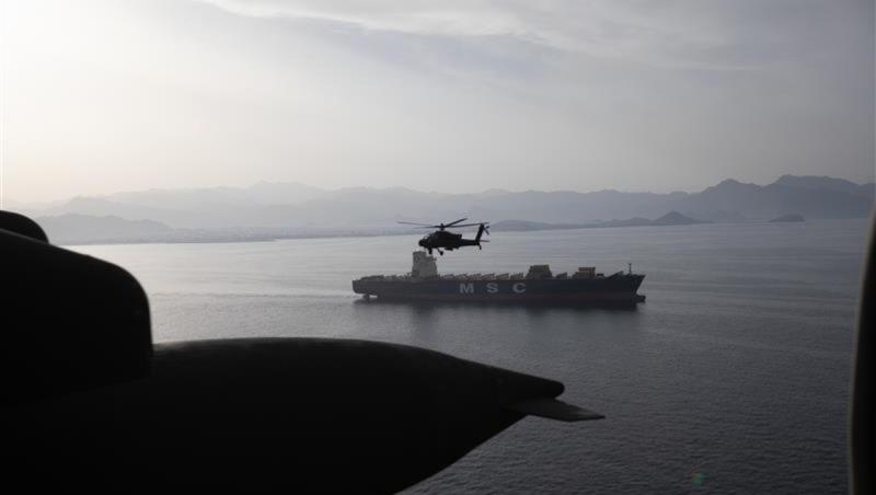 Elicoptere americane AH-64 Apache survolează Strâmtoarea Ormuz în timpul unei misiuni de patrulare