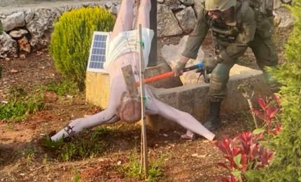Israelul le cere scuze creştinilor după ce un soldat a distrus cu toporul o statuie cu Hristos răstignit