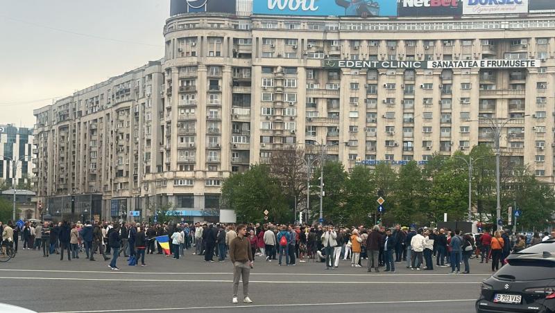 Manifestaţie pro Bolojan la Victoriei. Fostul ministru Radu Berceanu, huiduit şi scos din piaţă de jandarmi
