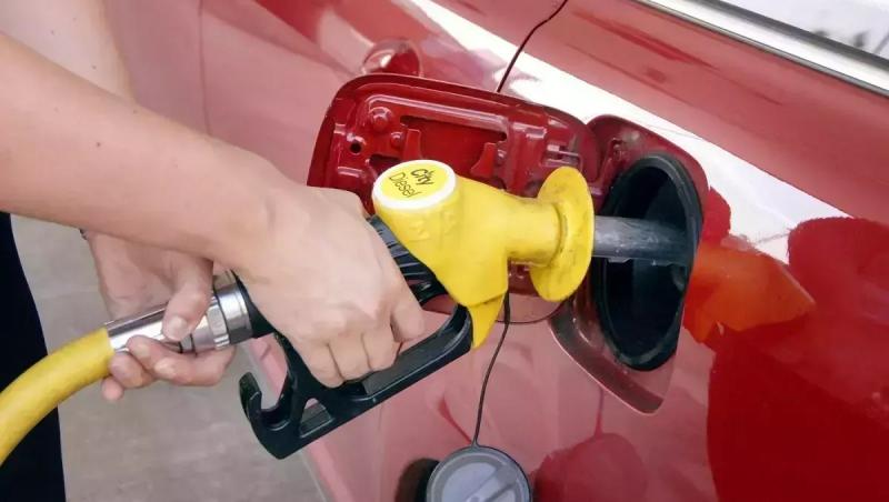 Preţurile la carburanţi sunt în scădere, faţă de cele afişate în ziua precedentă