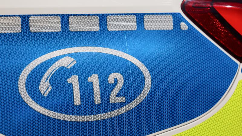 O femeie de 83 de ani a murit după ce șoferul a pierdut controlul mașinii și a intrat într-un copac, în Buzău