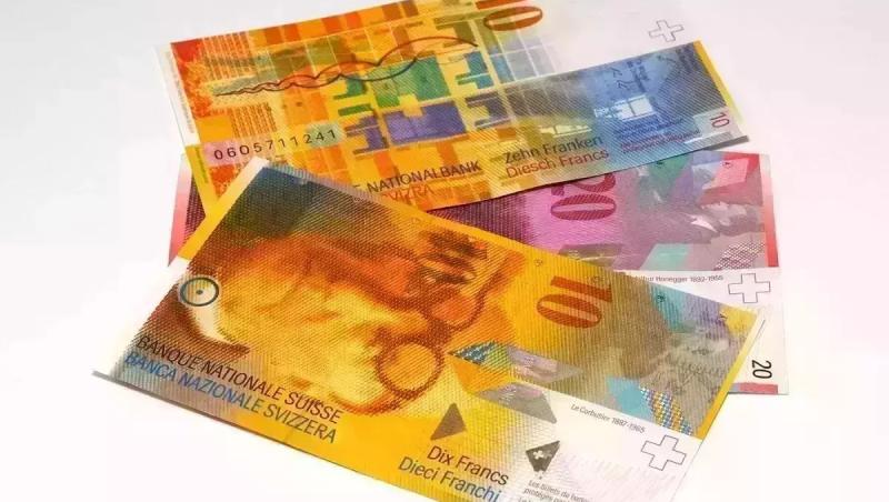 Leul românesc pierde teren important în raport cu francul elveţian