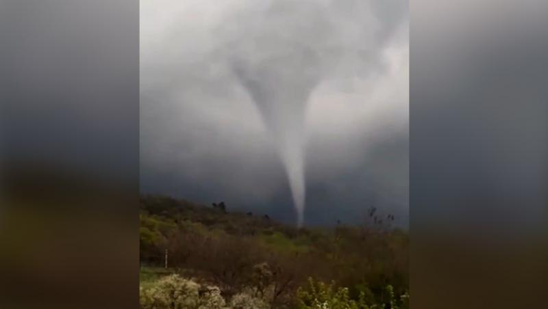 Tornadă în judeţul Mureş. Imaginile terifiante au fost surprinse de localnici