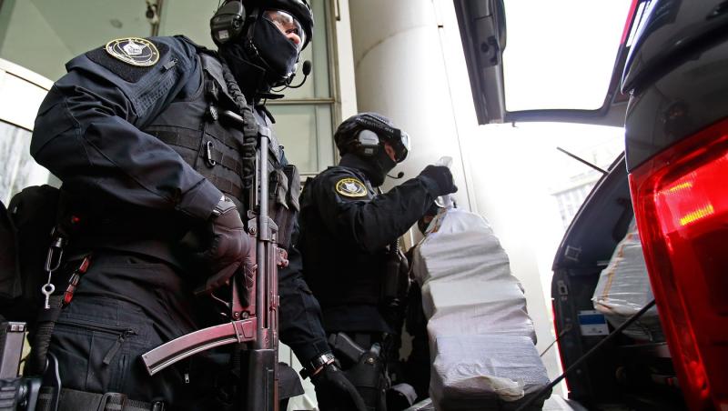 Percheziții DIICOT în trei județe la o grupare care vindea droguri liceenilor. Cum acționau traficanții