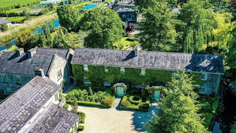 Un sat întreg, vechi de 200 de ani, a fost scos la vânzare. Nu locuieşte nimeni în el