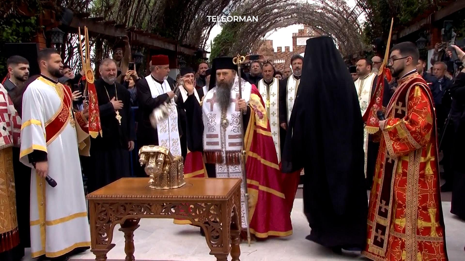 Racla cu capul Sfântului Gheorghe, adusă la Teleorman. Mii de credincioși au venit să se închine la ea