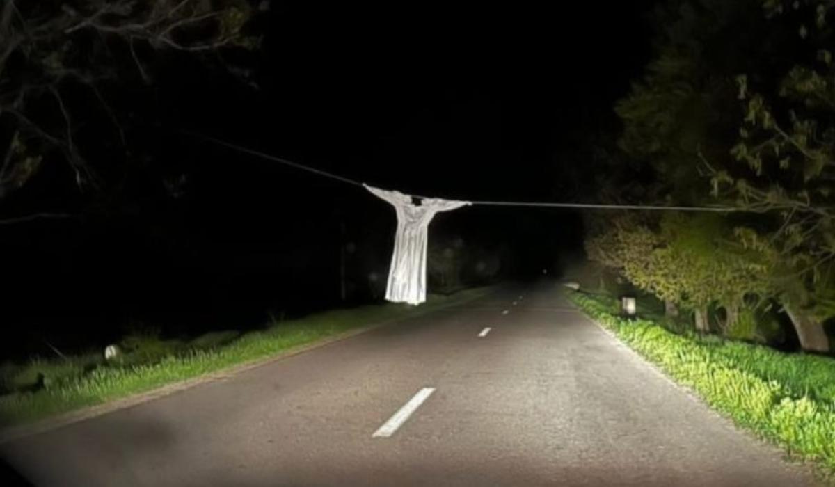 "Sperietoare" improvizată pe un drum judeţean din Călăraşi. "Gluma" i-ar putea costa viaţa pe şoferi