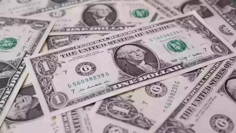 Leul românesc pierde teren important în raport cu dolarul american