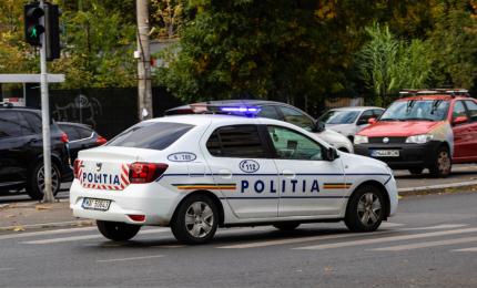 Polițist rănit după ce a fost lovit cu o piatră. Intervenție cu focuri de avertisment