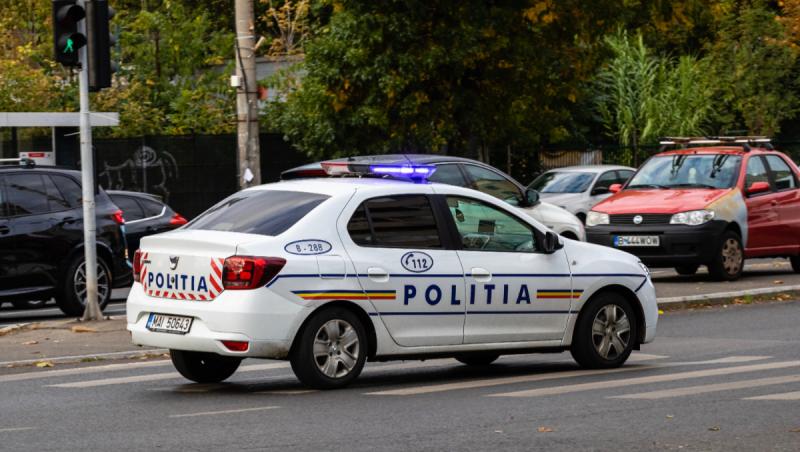 Polițist rănit după ce a fost lovit cu o piatră. Intervenție cu focuri de avertisment