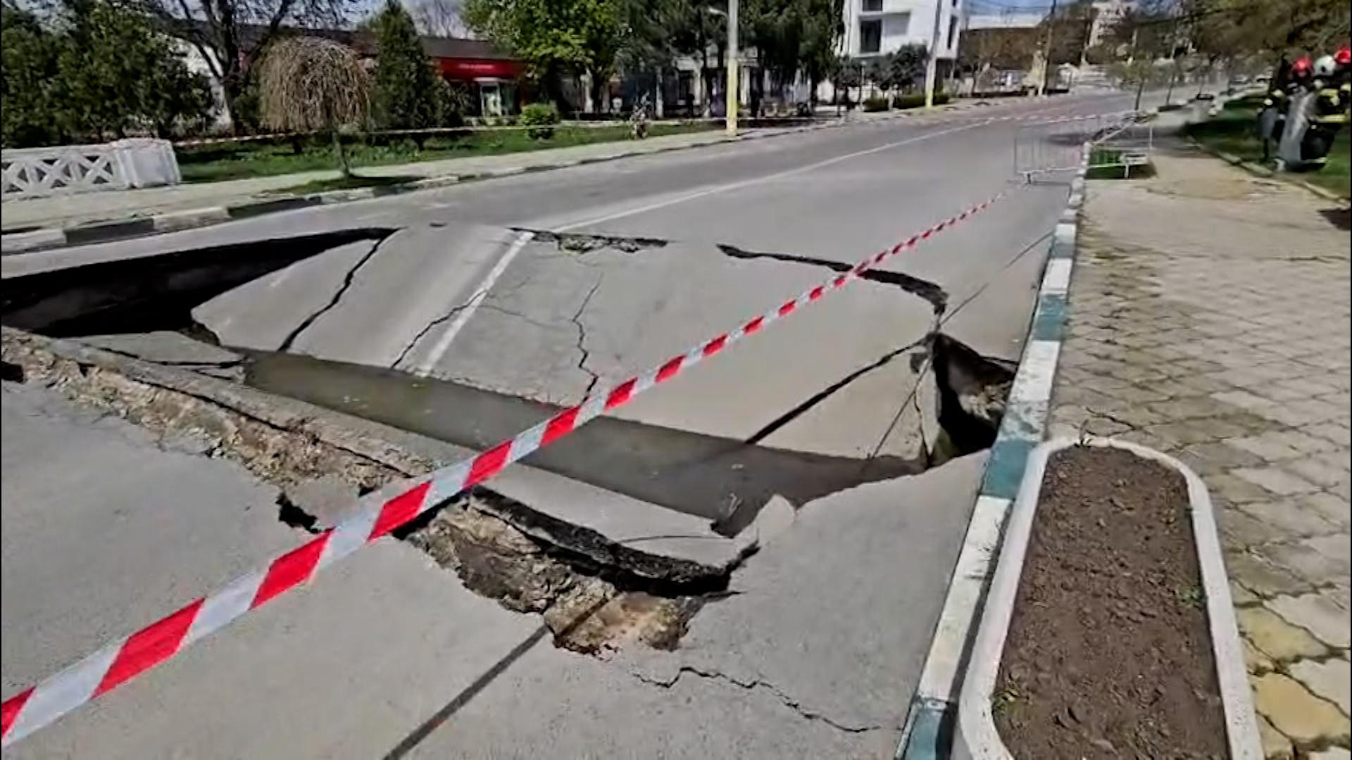 Un crater de 50 de mp s-a format din senin, pe o şosea din Techirghiol. Un şofer l-a evitat în ultima clipă