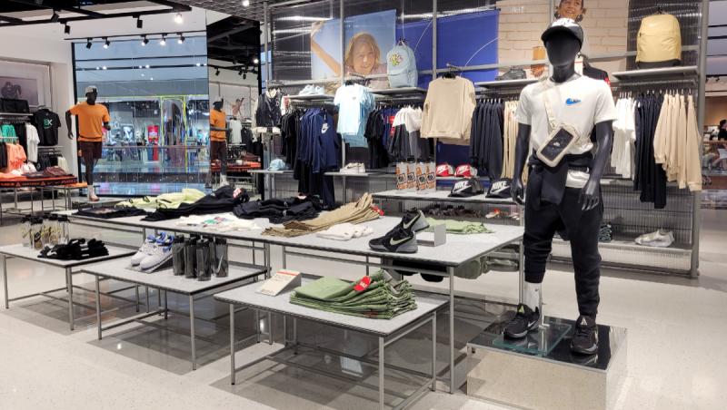 Un mare lanţ de magazine, prezent şi la noi, dă afară 1.400 de oameni. În ianuarie a mai concediat alţi 800