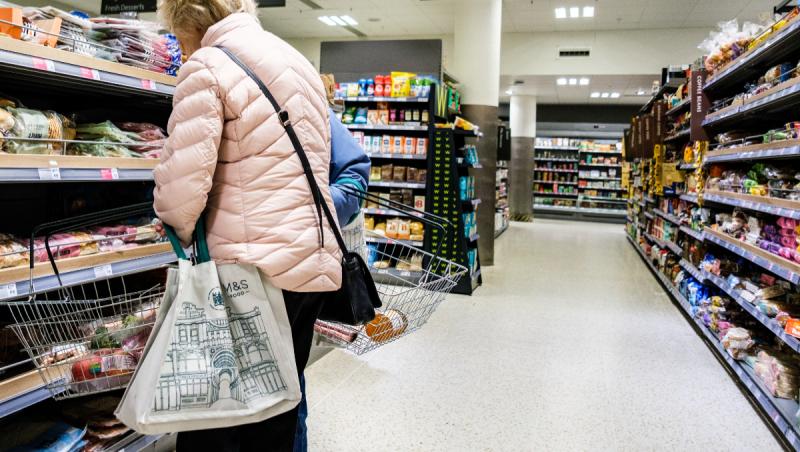 Angajări masive şi pe 6.500 de lei. Un lanţ de magazine ieftine se extinde în 3 oraşe de la noi