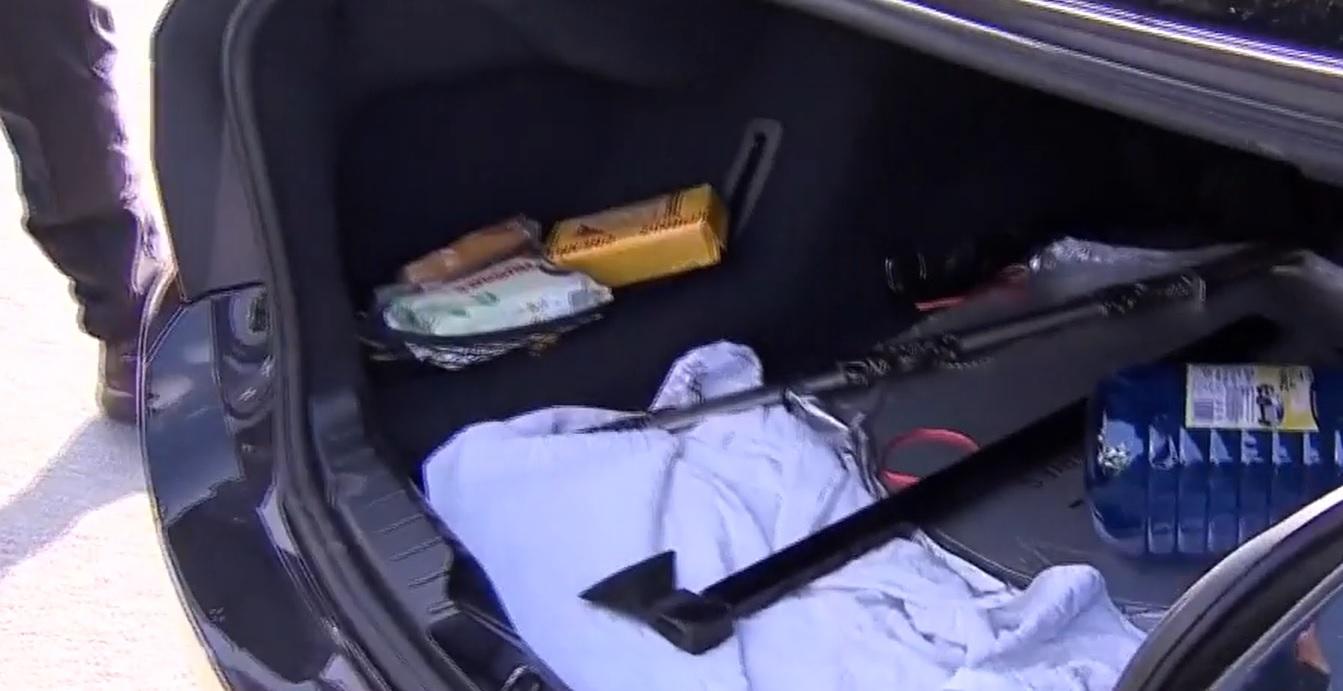 Momentul în care poliţiştii găsesc sabia unui şofer oprit în trafic. Razie e amploare cu zeci de agenţi