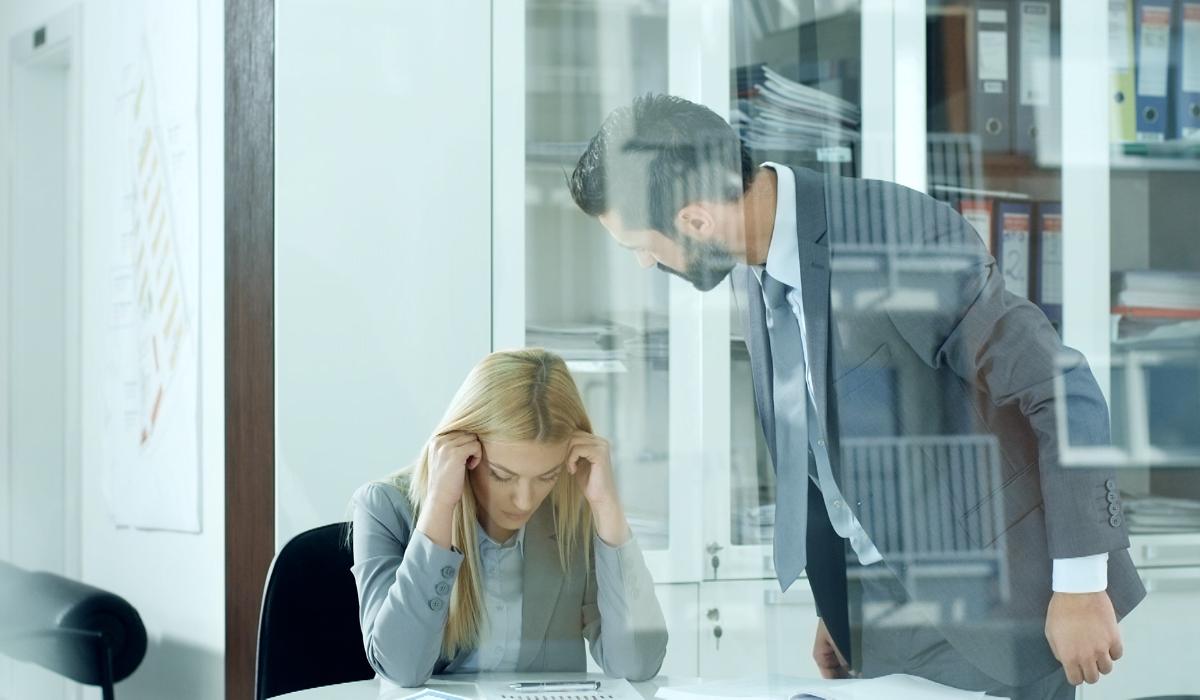 Epuizarea la muncă, o criză ignorată: 1 din 4 români este la limita burnout-ului. "Mă simțeam ca un robot"