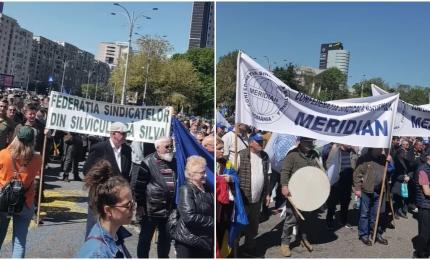 Protest în Piața Victoriei împotriva măsurilor adoptate de Guvern. Sute de sindicaliști au ieşit în stradă