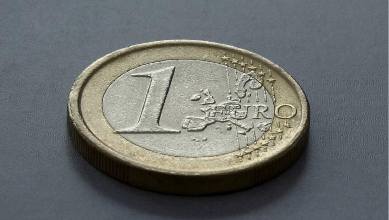 Euro a sare de pragul de 5,1 lei, pentru prima dată după aproape un an