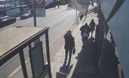 Momentul în care un bărbat atacă 2 oameni la întâmplare, pe o stradă din Londra. Ar fi fost un act antisemit