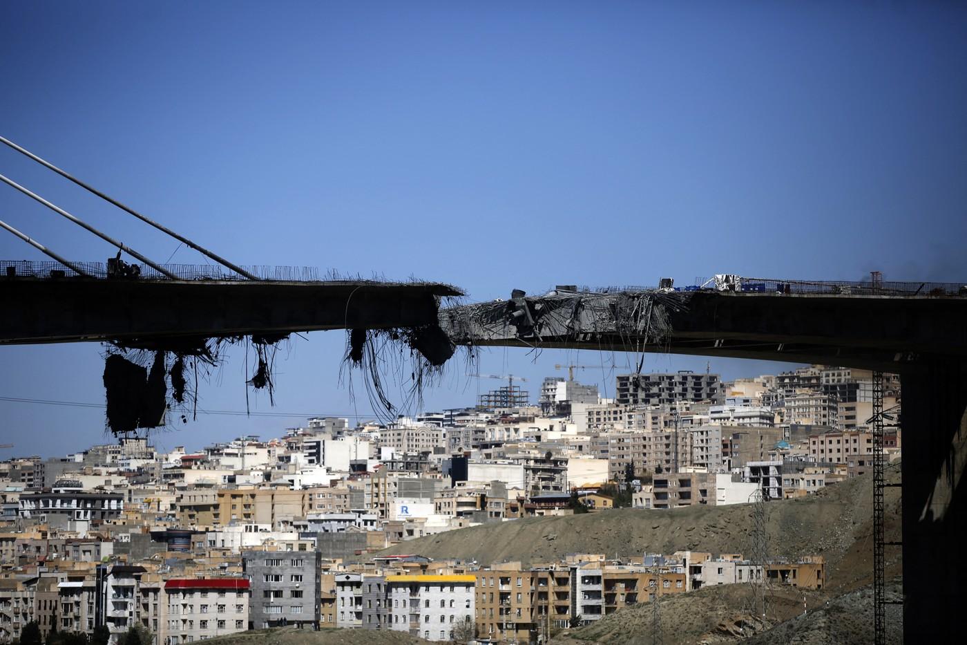 Cel mai mare pod din Iran, distrus. Rusia, China și Franța se opun la ONU folosirii forţei în Ormuz