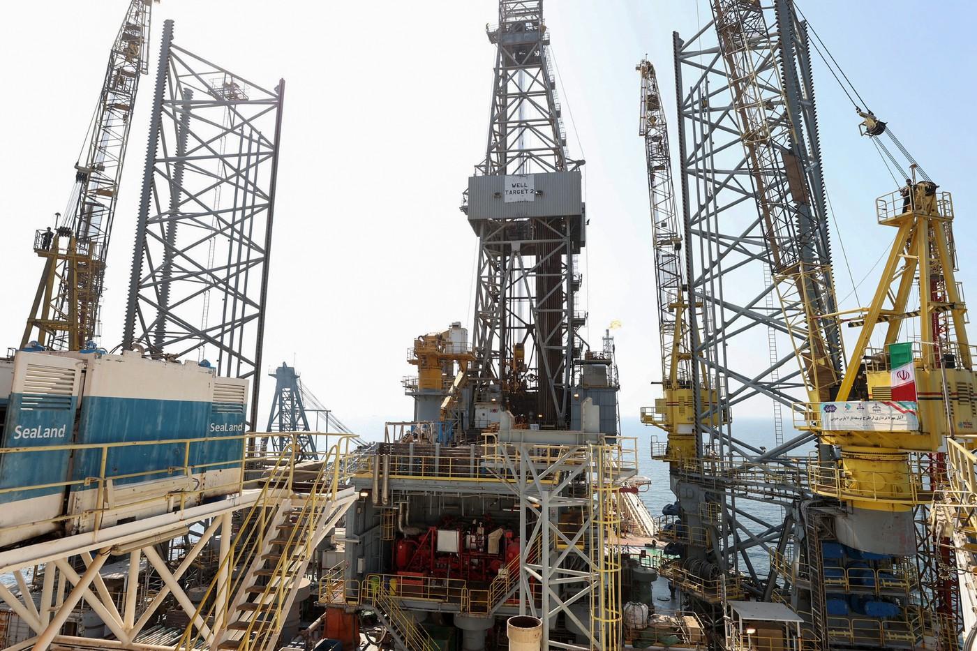 Israel a bombardat cel mai mare complex petrochimic al Iranului. Teheran refuză redeschiderea Ormuz