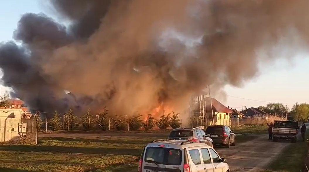 Necaz în Săptămâna Mare. Biserică de lemn din Săcălaz a ars în totalitate