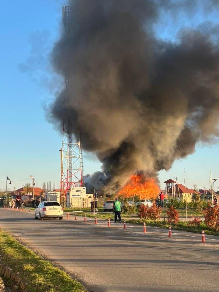 Necaz în Săptămâna Mare. Biserică de lemn din Săcălaz a ars în totalitate