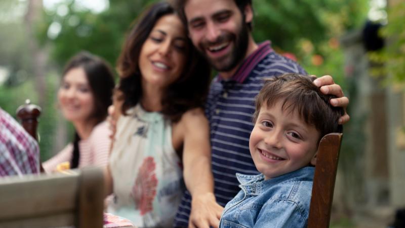 Drama copiilor cu părinţi plecaţi în străinătate. Jumătate dintre ei nu vin acasă de Sărbători. Analiză