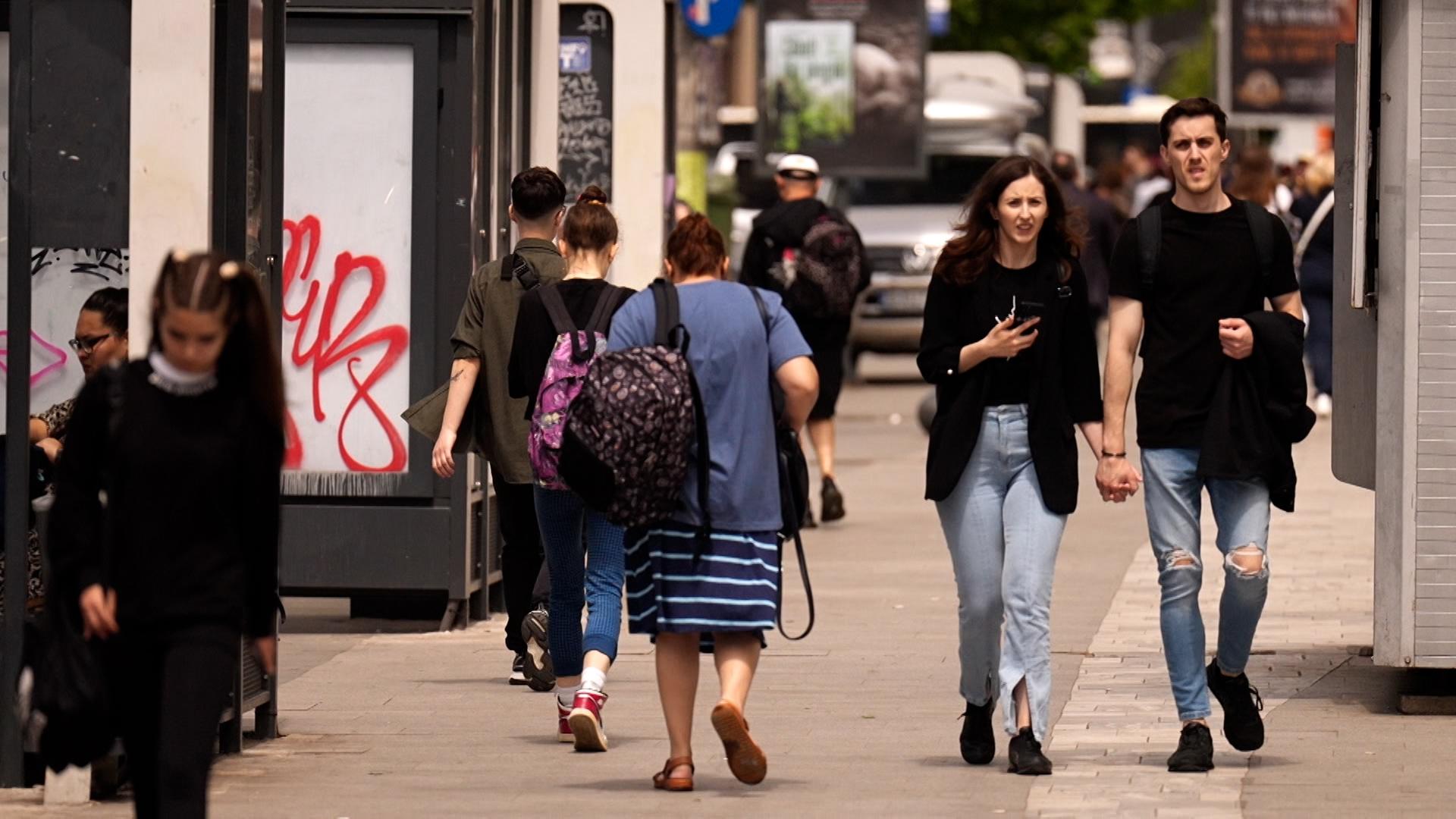 Cum îţi protejezi banii în criză: trucuri care îţi pot salva bugetul