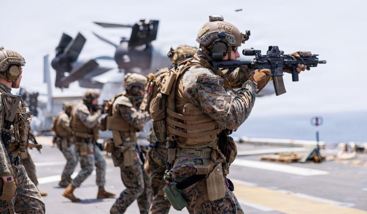 Pușcași marini americani trag cu armele în timpul unui exercițiu în Marea Arabiei, pe 2 aprilie