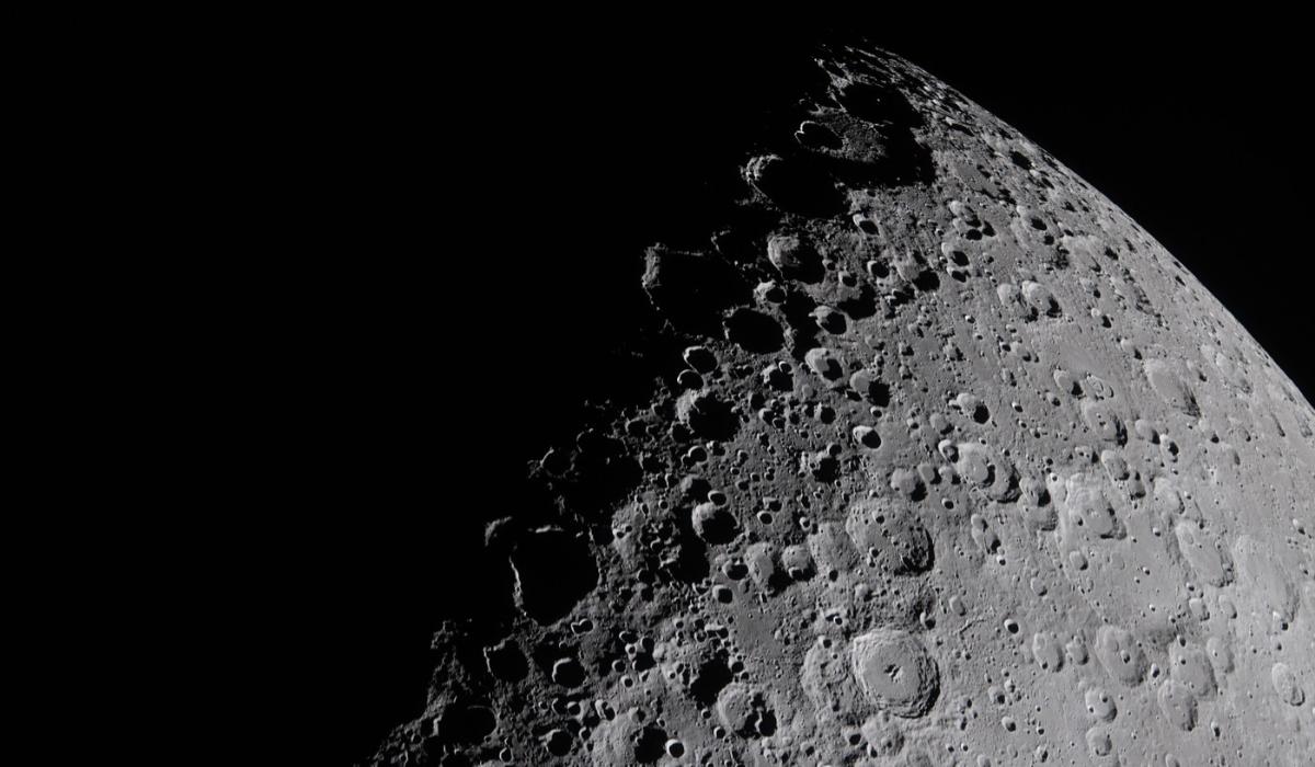 Lumina Soarelui, venind dintr-un unghi jos, proiectează umbre lungi în apropierea liniei terminatorului Lunii – granița dintre zi și noapte.