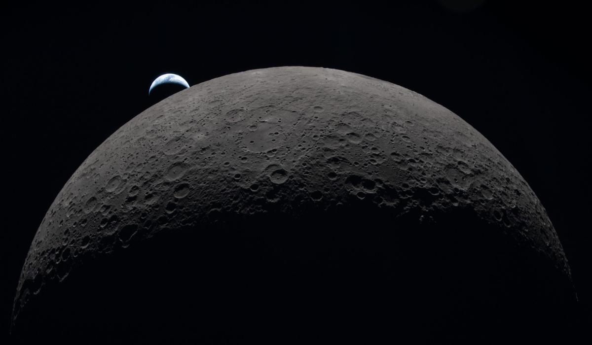 Pământul apune în timp ce echipajul Artemis II dispare în spatele părții întunecate a Lunii