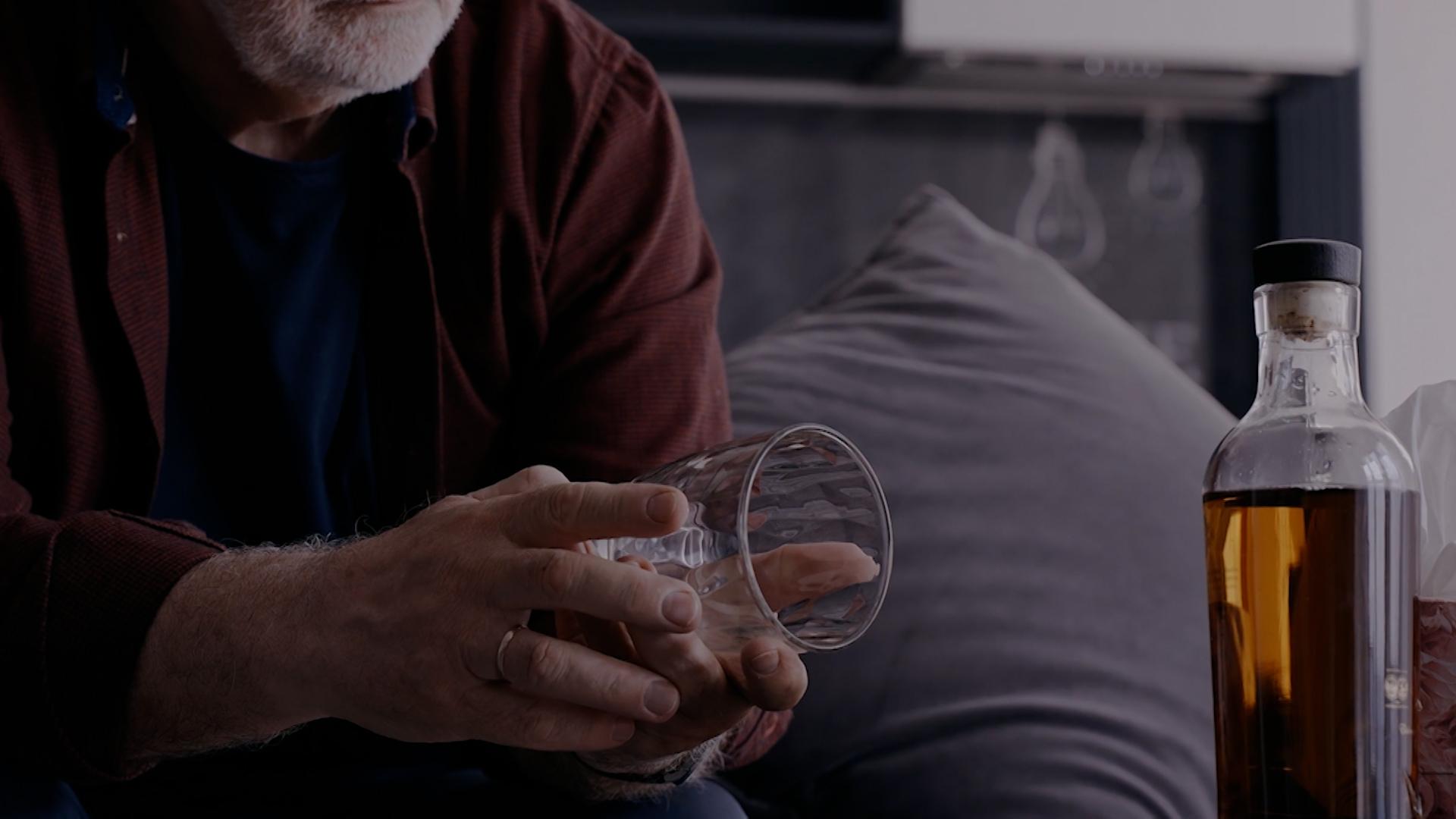 "Am trăit în Iad, am pierdut tot". Mărturiile unor dependenţi de alcool: ce face statul a-i ajuta