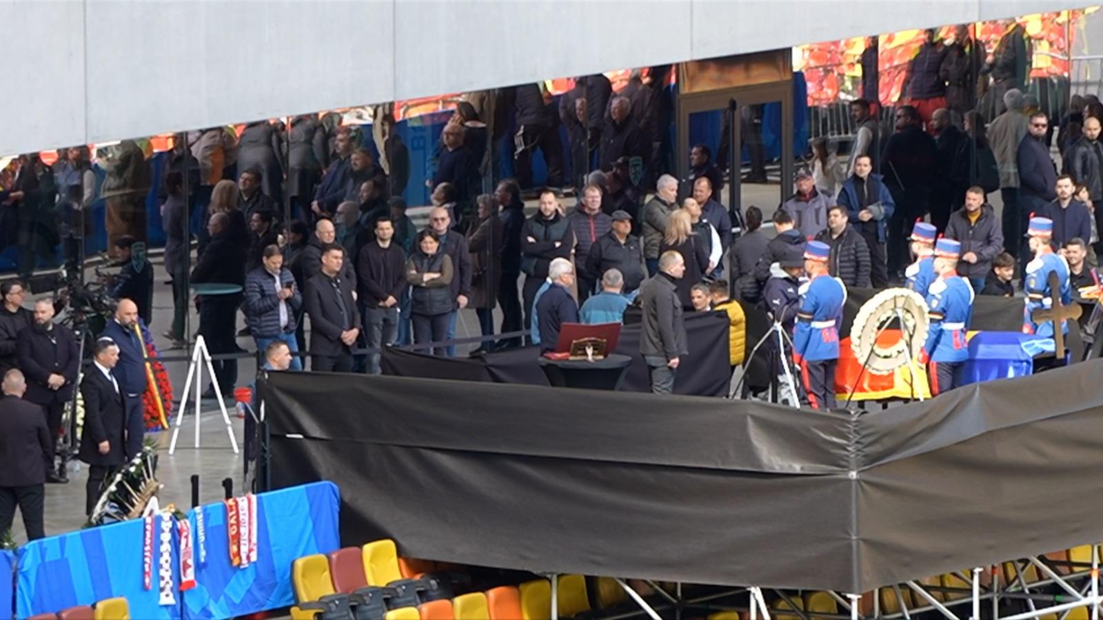 O mare de oameni la căpătâiul lui Lucescu