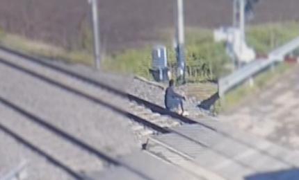 Momentul în care un bărbat din Alba este spulberat de tren, surprins de o cameră de supravegehere