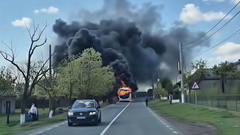Un autocar în care se aflau 27 de persoane a luat foc în Tulcea