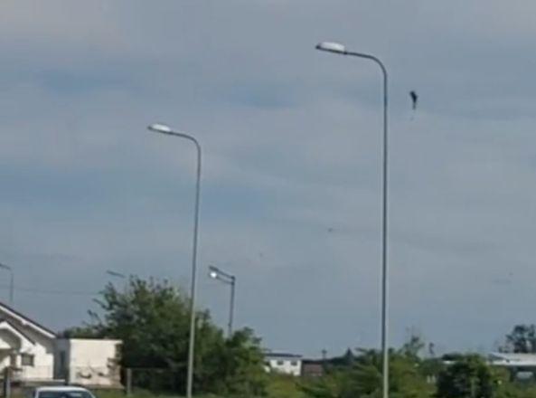Incident pe un Aerodromul Branişte din Dolj: un paraşutist începător s-ar fi prăbuşit în timpul unui salt