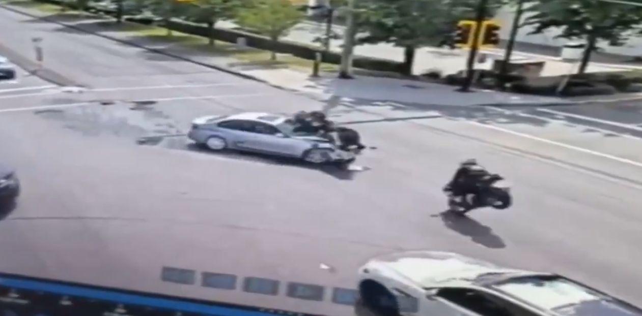 "N-am mai văzut niciodată așa ceva". O motocicletă aruncată pe semafor, după un accident dramatic în Canada