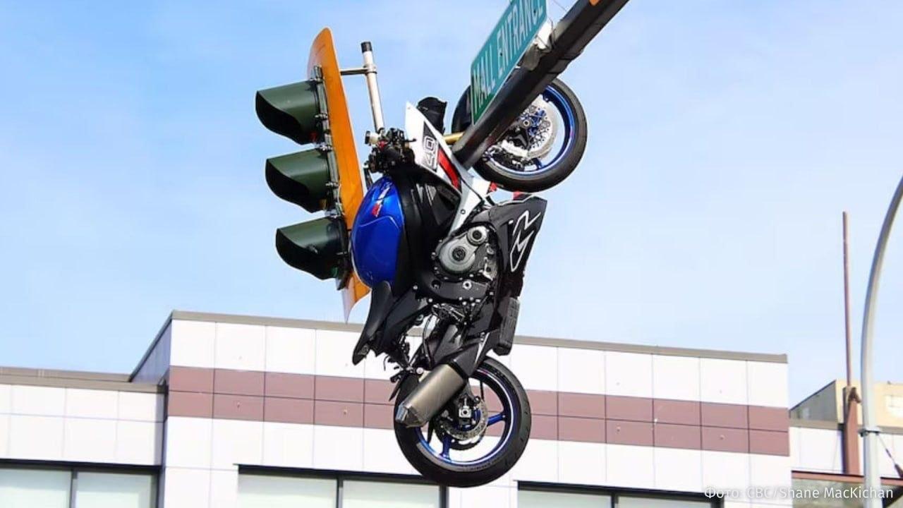 "N-am mai văzut niciodată așa ceva". O motocicletă aruncată pe semafor, după un accident dramatic în Canada