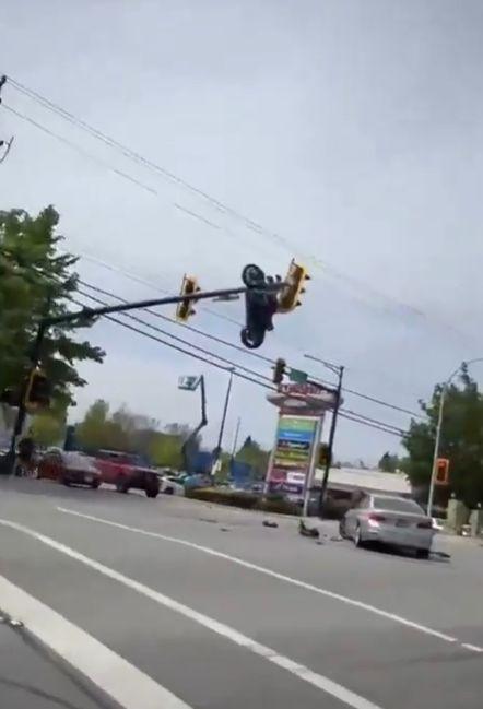 "N-am mai văzut niciodată așa ceva". O motocicletă aruncată pe semafor, după un accident dramatic în Canada