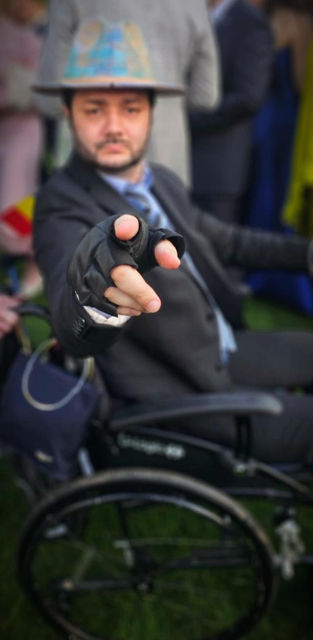 Incredibila poveste a lui Ștefan Doyle, tânărul care s-a întors pe scenă în ciuda luptei cu scleroza