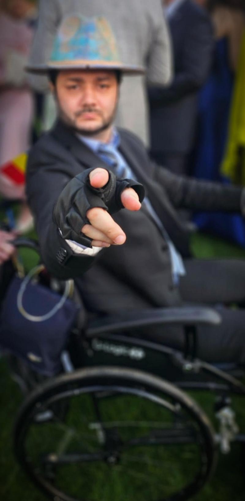 Incredibila poveste a lui Ștefan Doyle, tânărul care s-a întors pe scenă în ciuda luptei cu scleroza