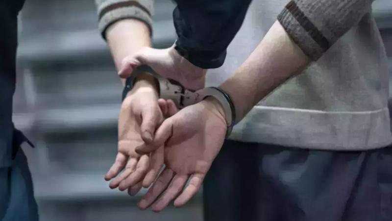 Cum a reușit un tânăr să obţină zeci de mii de euro pretinzând că este procuror, ofiţer SRI sau polițist