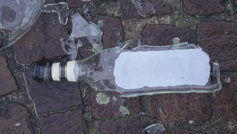 Un tânăr a fost la un pas de moarte, după ce un bărbat beat a încercat să îi taie gâtul cu o sticlă