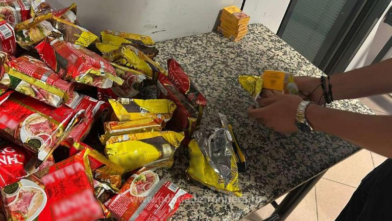 Țigări ascunse în pungi cu noodles, descoperite pe Aeroportul Otopeni. Doi vietnamezi, cercetați pentru mită